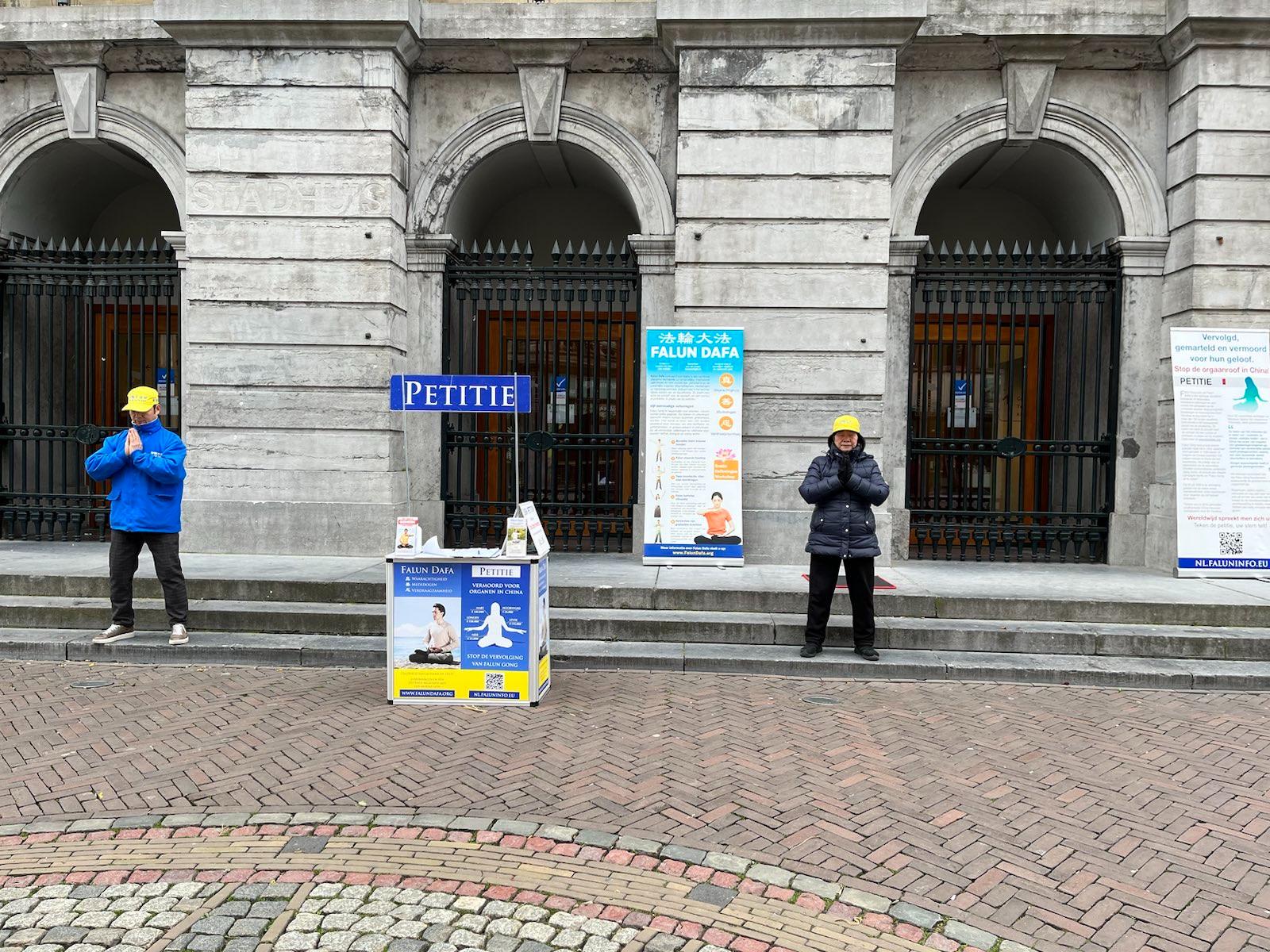 图6:法轮功学员在荷兰乌特勒支市(Utrecht)设立真相点,演示功法,并征集反对中共迫害法轮功的签名。