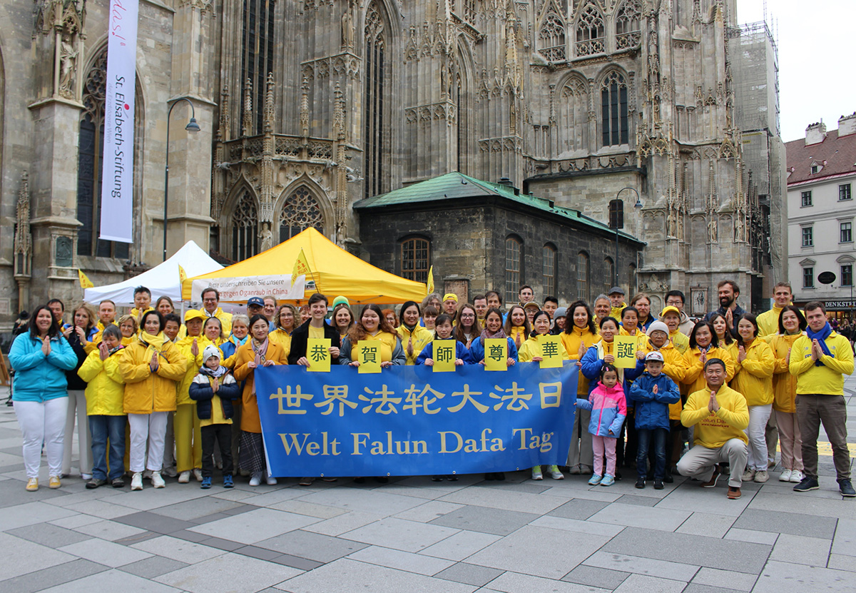 图5:二零二三年五月十三日,奥地利法轮功学员在维也纳史蒂芬广场,庆祝法轮大法弘传三十一周年,恭祝师父生日快乐!