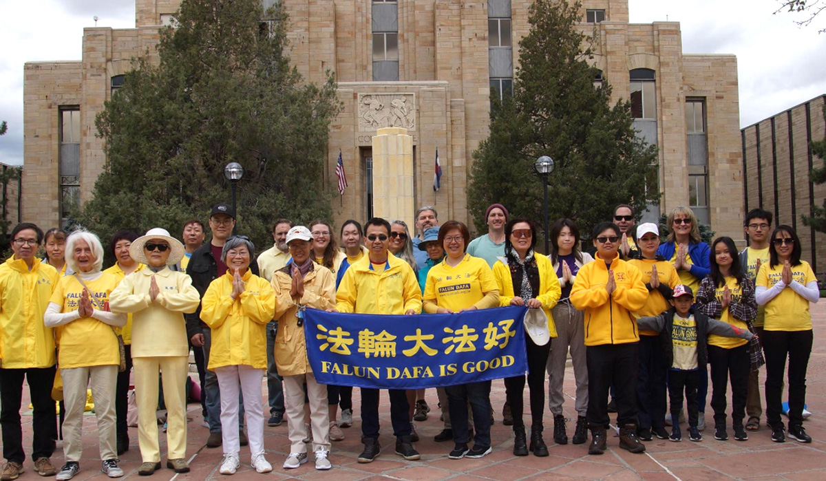 图3:二零二三年五月十三日,科罗拉多州法轮功学员合影庆祝世界法轮大法日。。