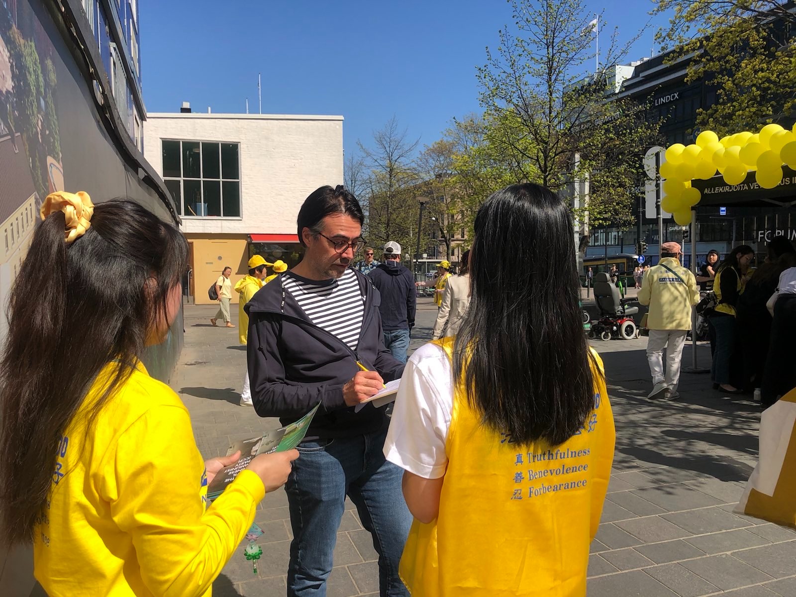 图13~21:民众停下脚步倾听真相,签名支持法轮功反迫害。