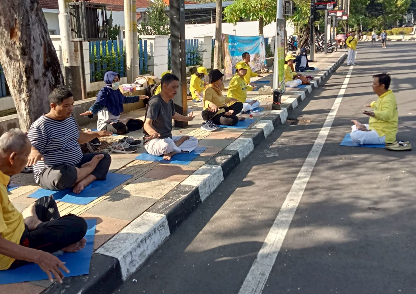 '图15:在三宝珑(Semarang)新加入的民众学炼法轮大法静功'