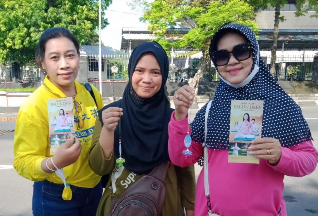 '图16:三宝珑(Semarang)市民众了解真相并和学员合影'