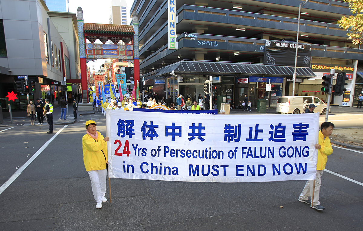 图1~8:二零二三年五月十三日,墨尔本部份法轮功学员在市中心繁华商业区举行了游行,庆祝法轮大法弘传世界三十一周年,吸引各族裔民众驻足观赏。
