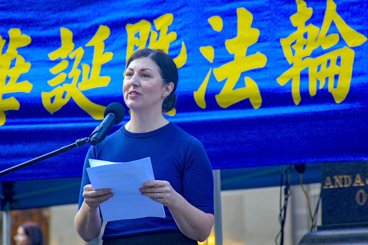 图12:澳洲法轮大法学会维州分会代表乔姆(Rebel Jom)在集会上致辞。