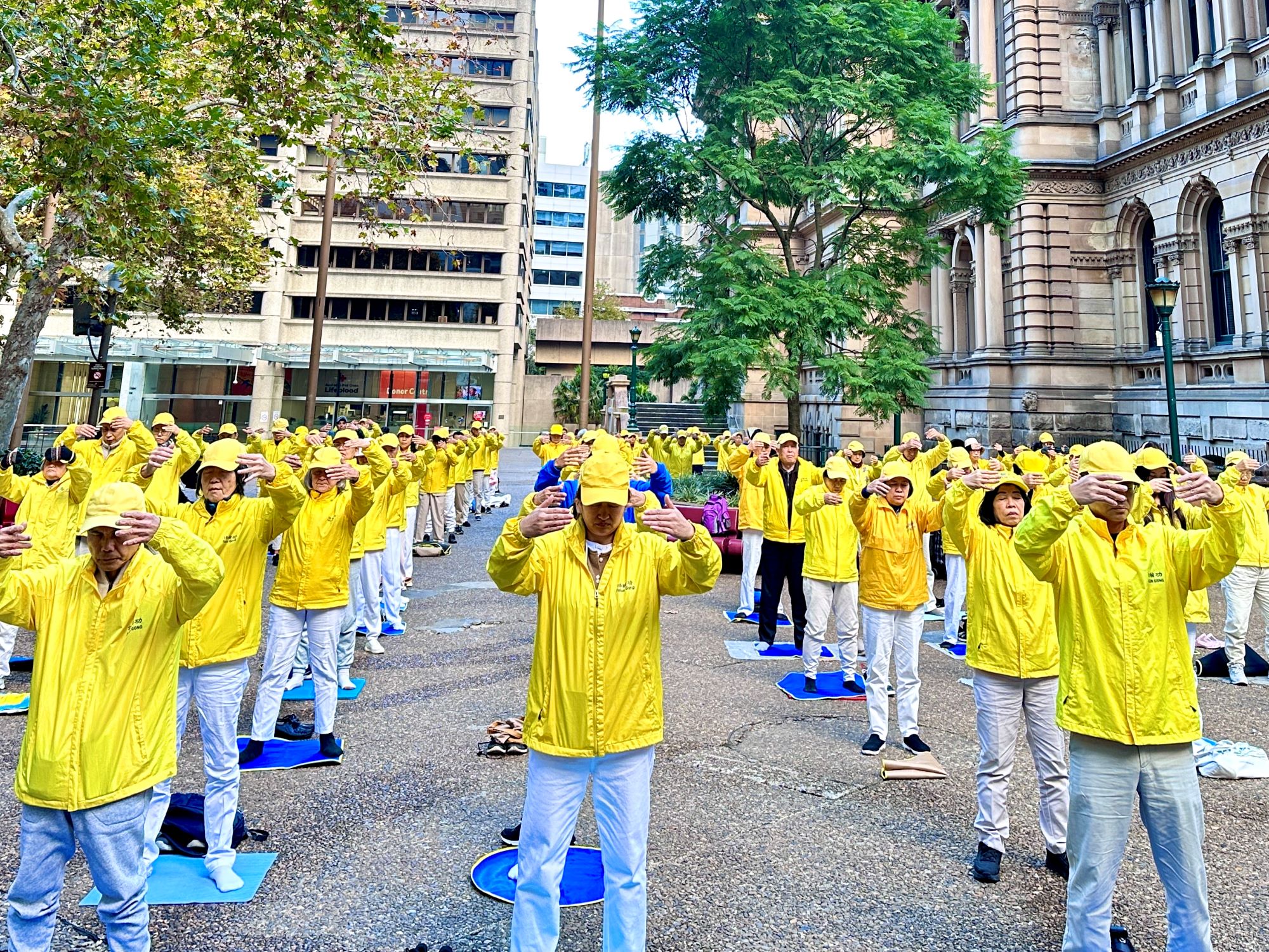 图1:二零二三年五月十三日,悉尼法轮功学员欢庆世界法轮大法日举行集体炼功、文艺表演,不少民众驻足观赏。