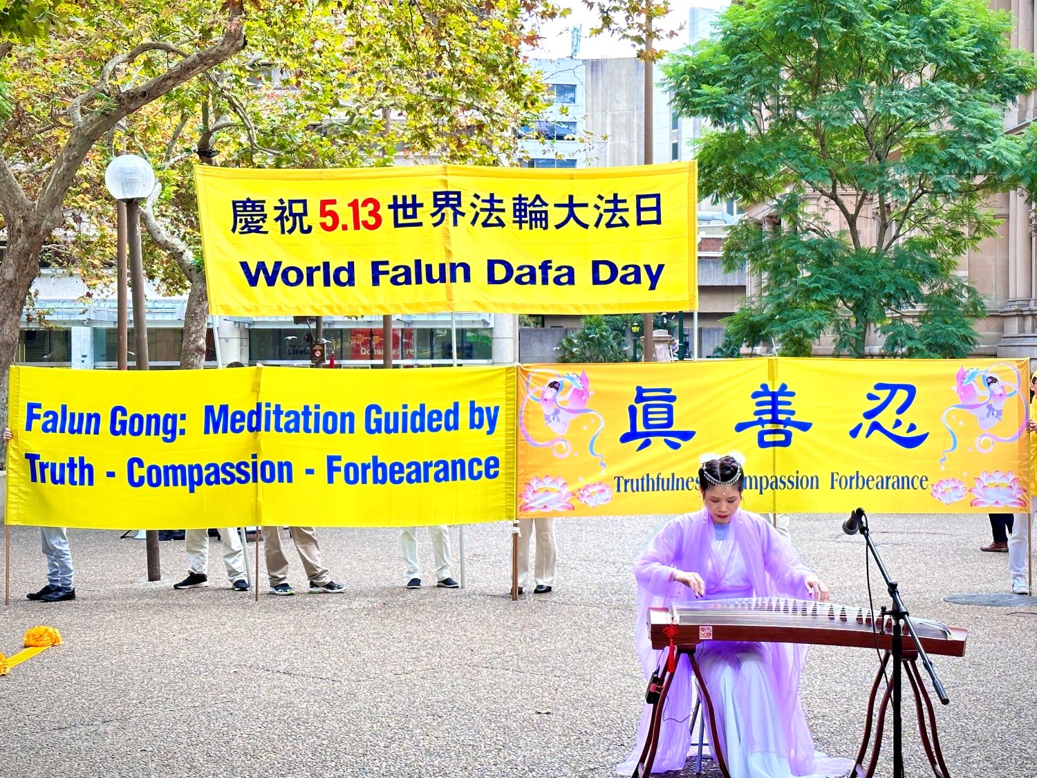 图2~8:法轮功学员在活动中表演了器乐独奏、腰鼓、舞蹈、独唱、合唱等节目。