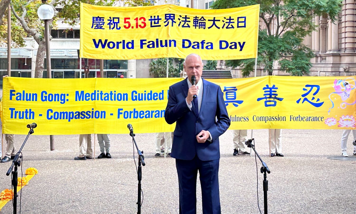 图11:法轮大法澳洲佛学会发言人戴乐(John Deller)在庆祝会上发言