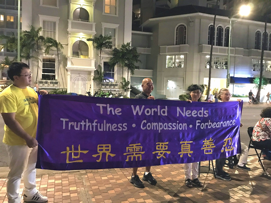 图1~3:法轮功学员们在著名的卡拉卡瓦大道上庆祝世界法轮大法日