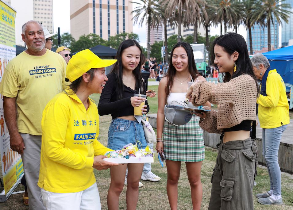 '图3:三位女孩得知法轮大法很高兴'