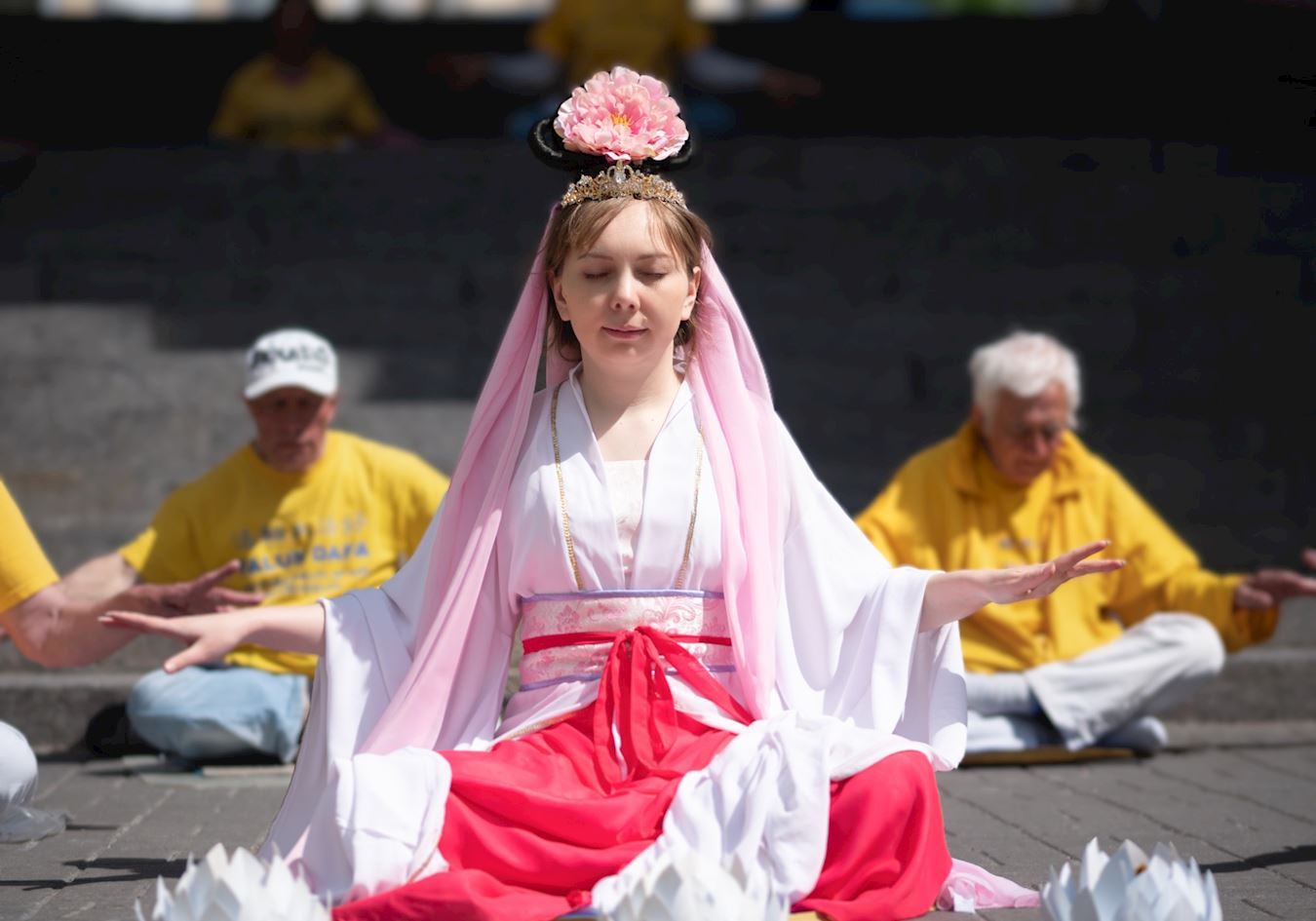 '图5:迪娜拉(Dinara)在炼法轮功第五套功法——神通加持法。'