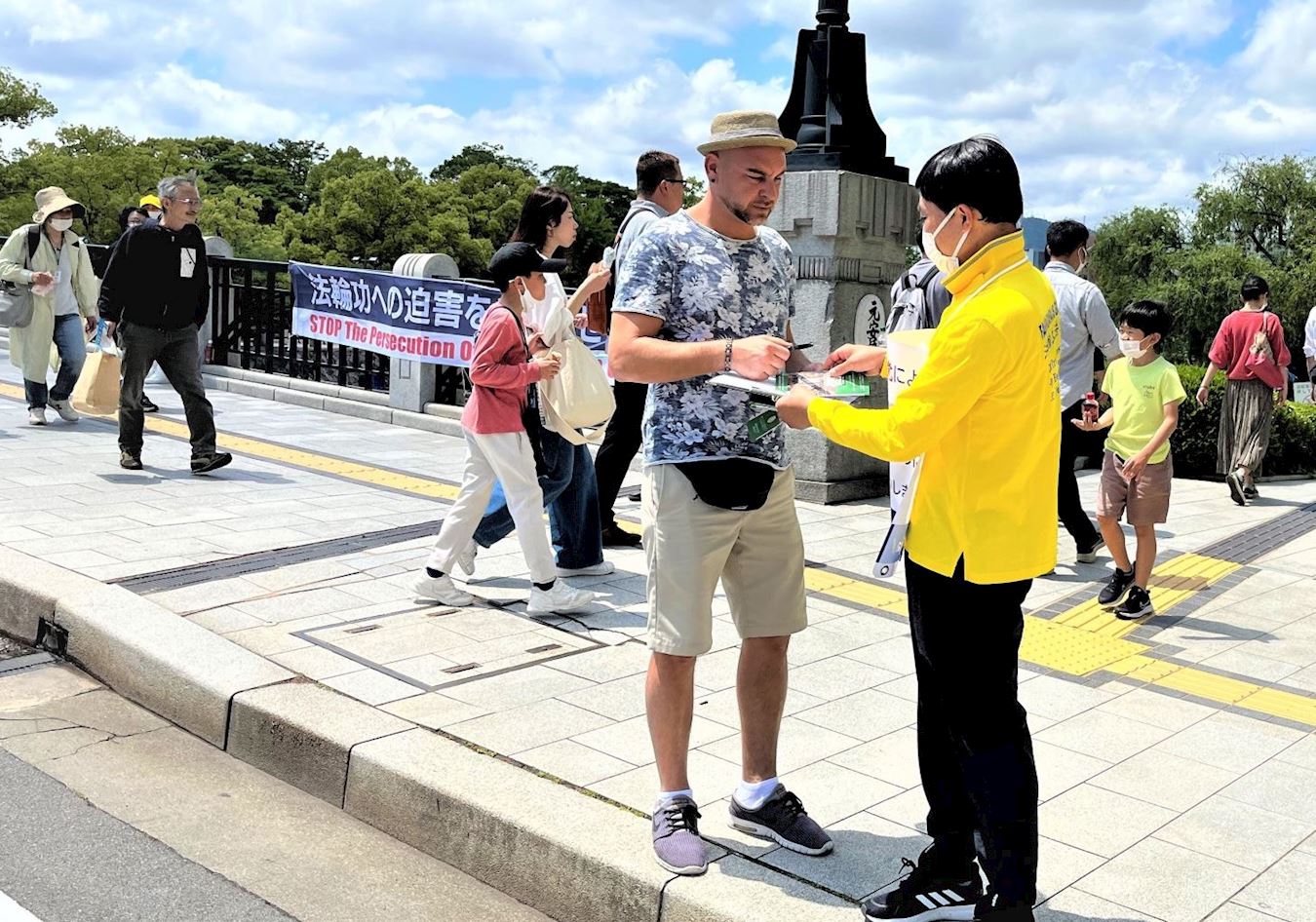 '图1~6:二零二三年五月三日至十六日,广岛法轮功学员在和平公园向过往游客发送资料、征签各国民众签名支持法轮功学员反迫害活动'
