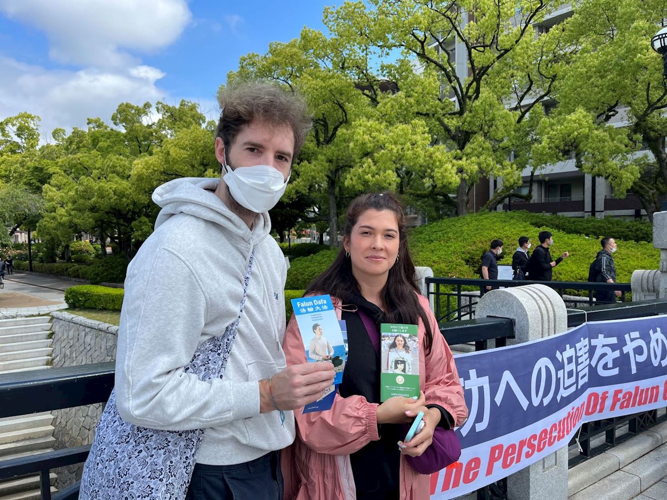 '图7:来自南美哥伦比亚的女士和男友签名支持,希望法轮功学员加油,也嘱咐法轮功学员保重'