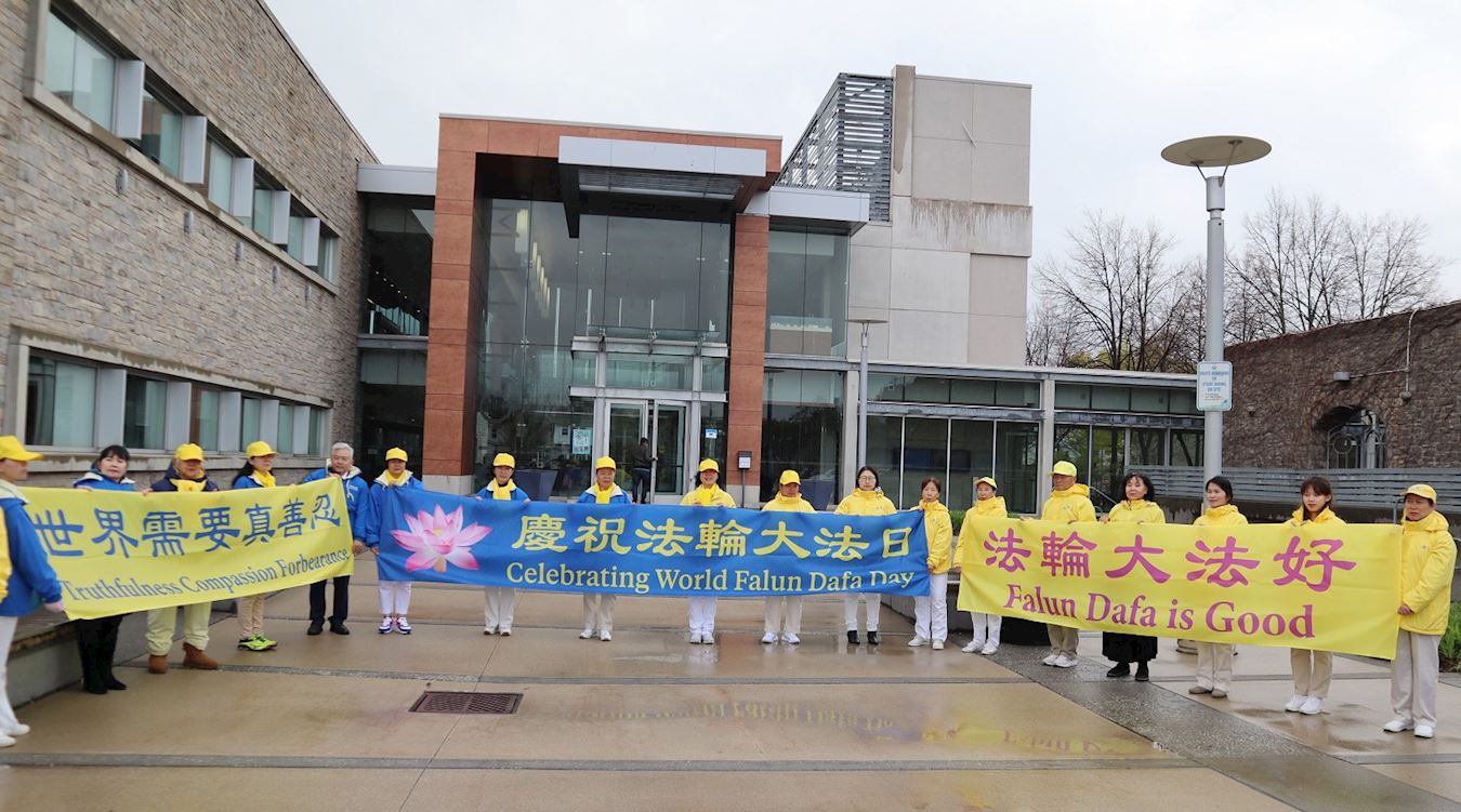 '图1~6:二零二三年五月一日“庆祝法轮大法日”的旗帜在加拿大安河的米尔顿市(Milton)升起,由市长戈德‧克兰茨(Gord