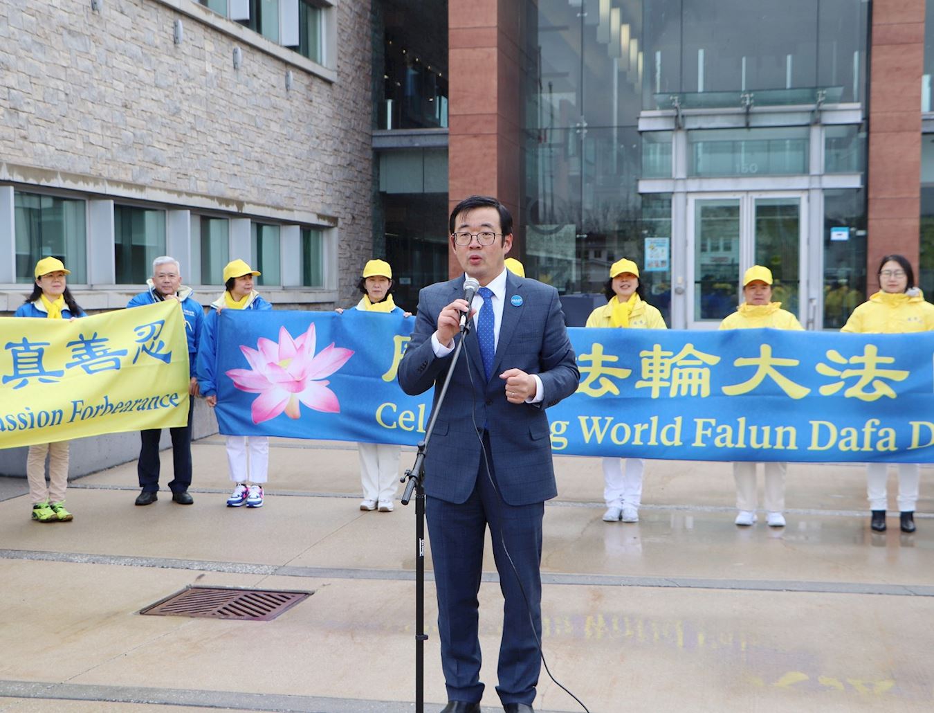 '图11:升旗活动的组织者张丕兴。'