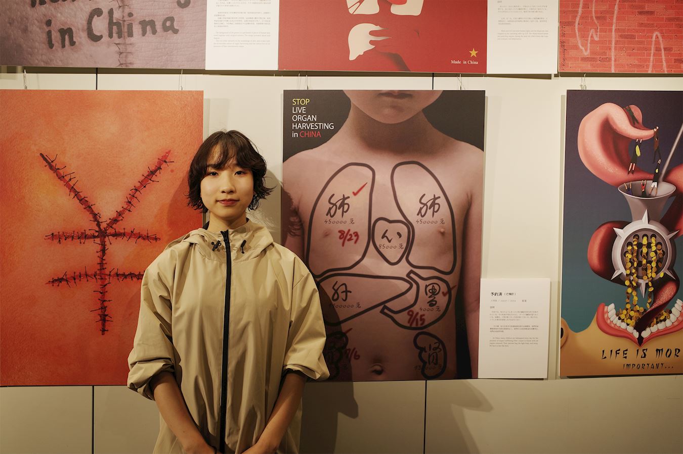 '图4:大桥轮小姐与她的得奖作品合照'