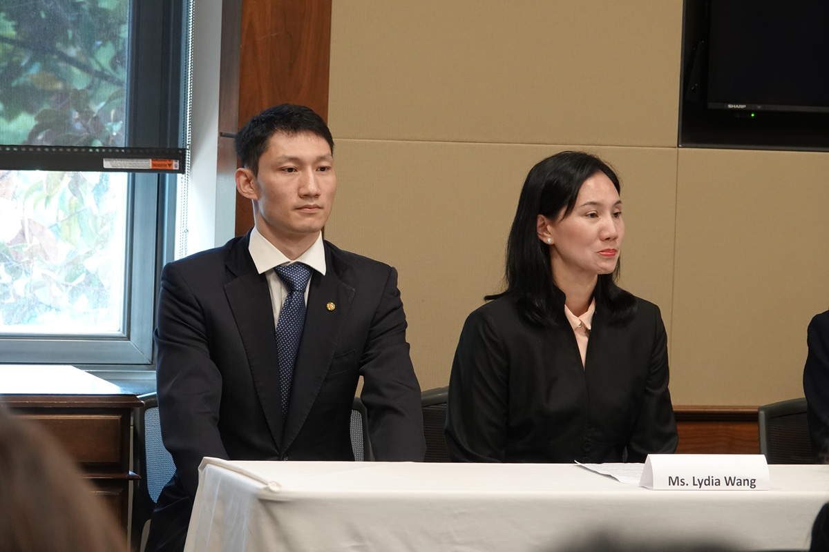 图6:二零二三年五月十三日,神韵艺术团的领舞演员王旋和姐姐王珊珊在美国国会简报会上讲述家人受迫害的经历。(明慧网)