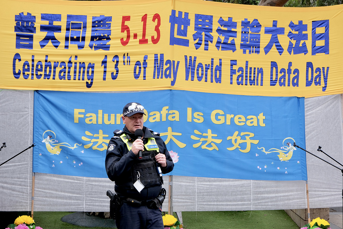 图9:白马市警局(Whitehorse Police Station)高级警官、犯罪防控官员戈加蒂(Brendan Gogarty)先生致辞。