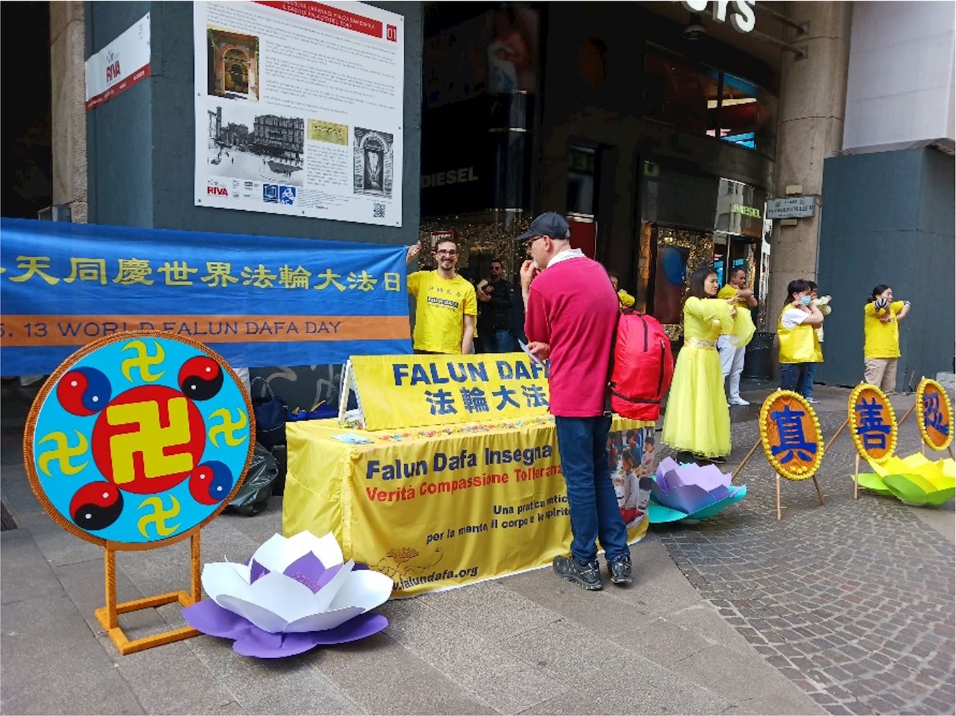 '图2:米兰法轮功学员设立了真相展位,展示五套功法,向路人传播法轮功的真相。'
