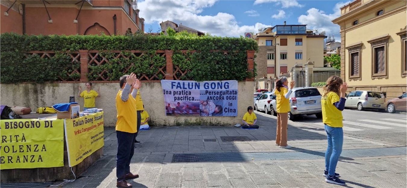 '图12:法轮功学员在中共驻佛罗伦萨领事馆前举行和平集会'