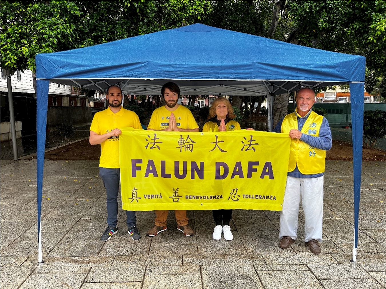 '图15:撒丁岛学员在卡利亚里(Cagliari)举办活动,庆祝世界法轮大法日。'