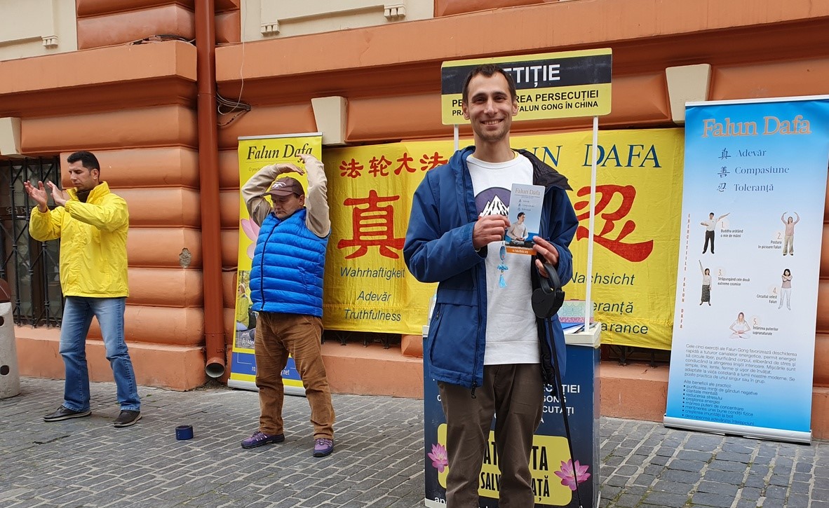 图1:年轻的罗马尼亚人弗拉德·佩西纳留(Vlad Perșinariu),在“停止在中国活摘法轮功学员器官”的请愿书上签了名。