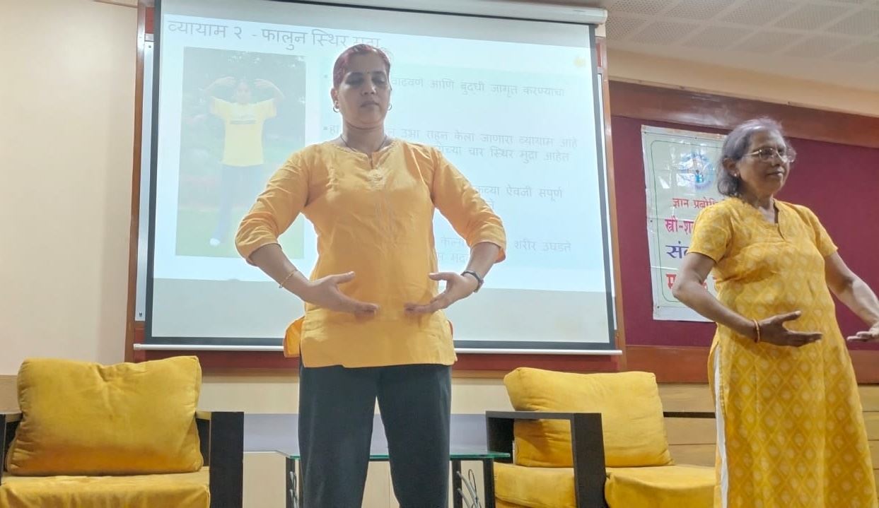'图2:法轮大法学员在印度浦那的Jnana Probodhini Prashala高中演示第二套功法。(印度浦那Jnana Probodhini Prashala高中提供)'