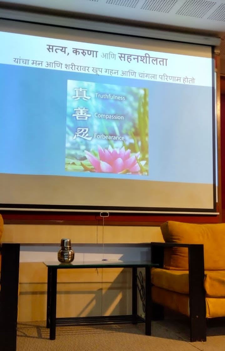 '图4:法轮功学员通过幻灯放映,介绍法轮大法功法。(印度浦那Jnana Probodhini Prashala高中提供'