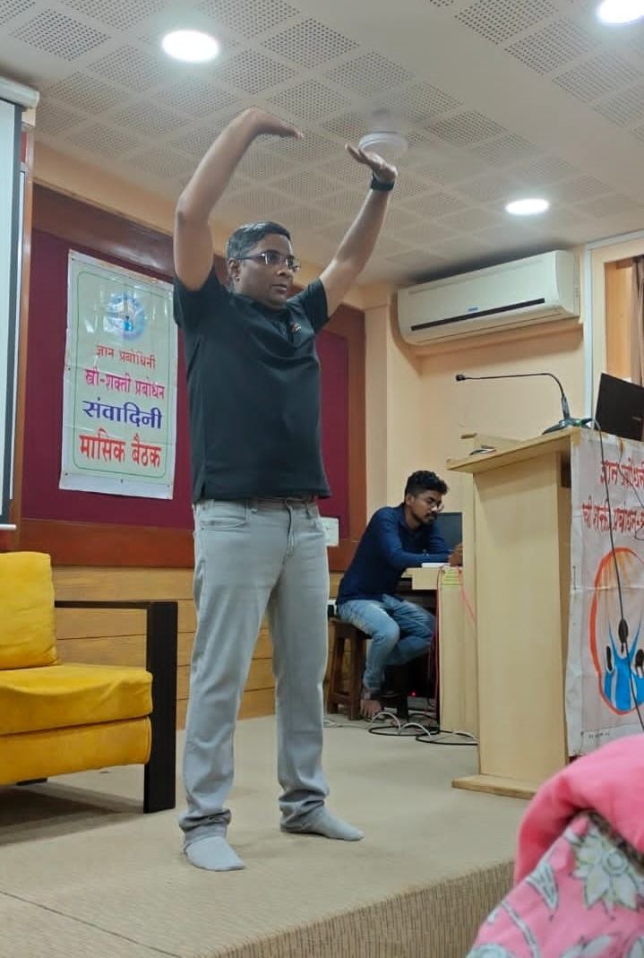 '图5:法轮功学员演示功法。(印度浦那Jnana Probodhini Prashala高中提供'