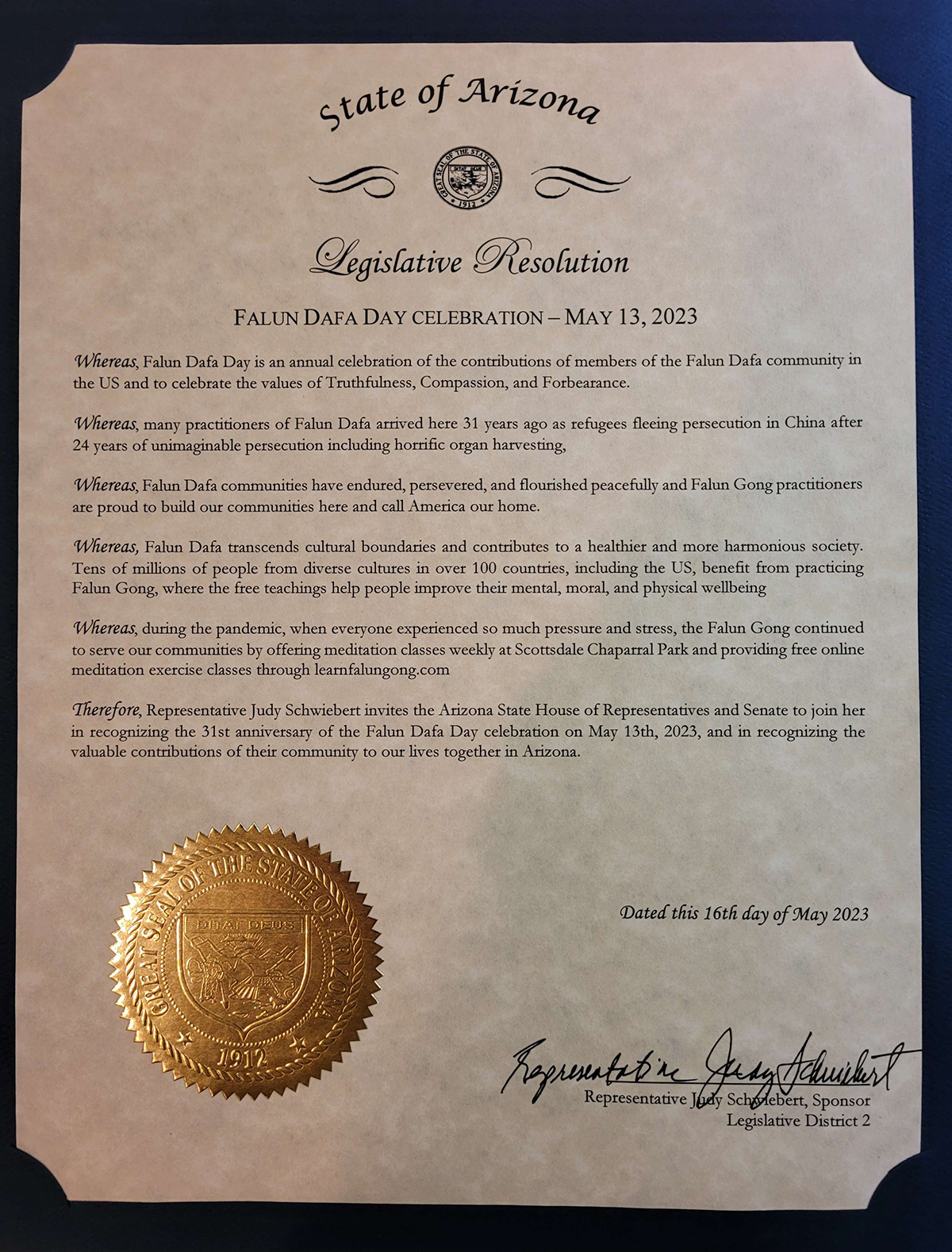 图1:二零二三年五月,为庆祝世界法轮大法日,亚利桑那州众议员(Arizona State Representative)朱迪·席伯特(Judy Schiebert),颁发了褒奖决议案。