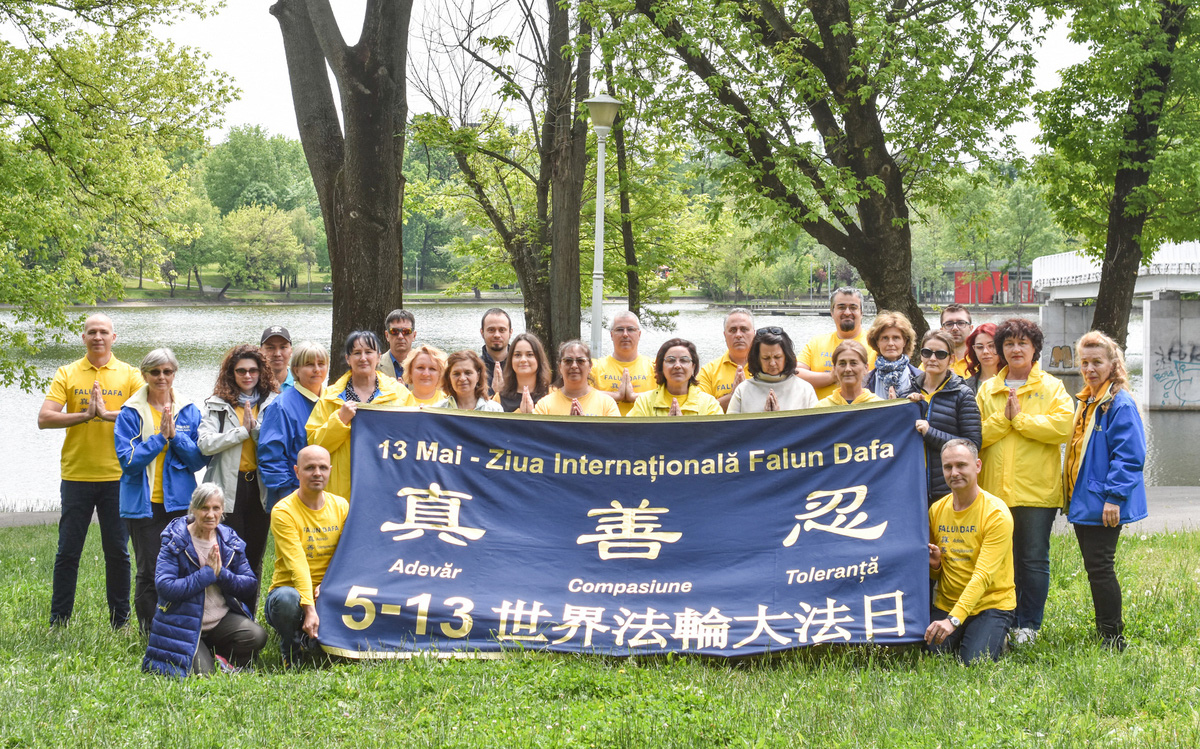 图1:罗马尼亚法轮功学员庆祝世界法轮大法日和大法弘传三十一周年。