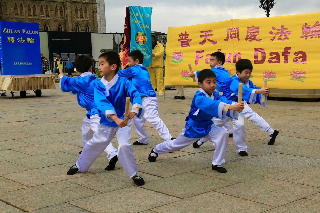 '图10~13:二零二三年五月三日,来自加拿大东部的部份法轮功学员数百人汇聚在首都渥太华国会山前,庆祝法轮大法洪传31周年。'