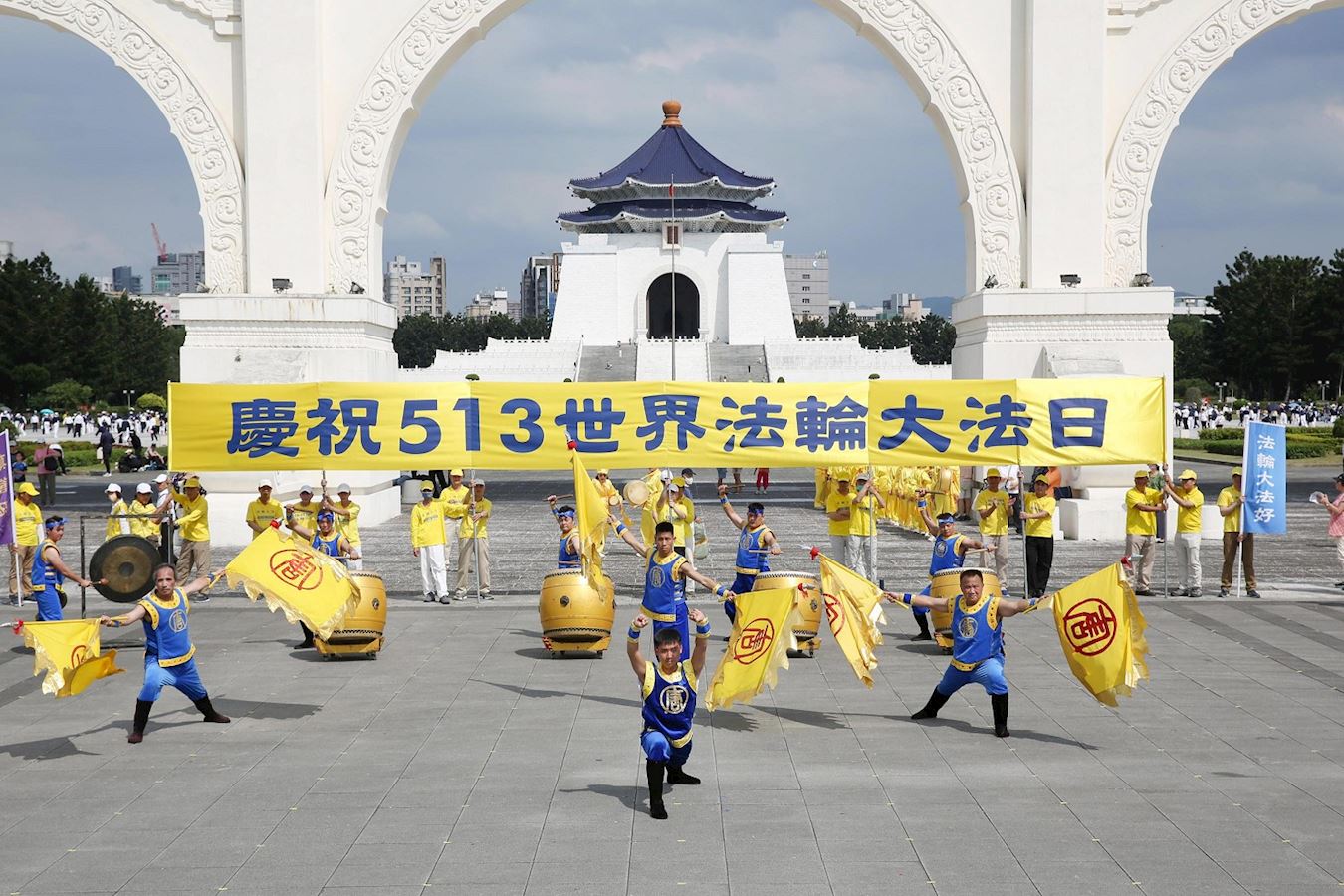 '图2:新唐人旗鼓队表演《雷霆天威》,新进的年轻队员展示中国古典舞的各种翻腾技巧,博得现场观众满堂彩。'