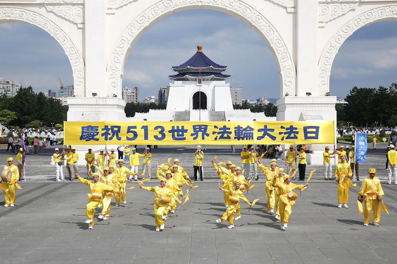 '图3:还有身穿金色服饰的腰鼓队表演《高山青》、《希望之歌》等,队伍中有小小队员卖力演出,格外吸睛。'