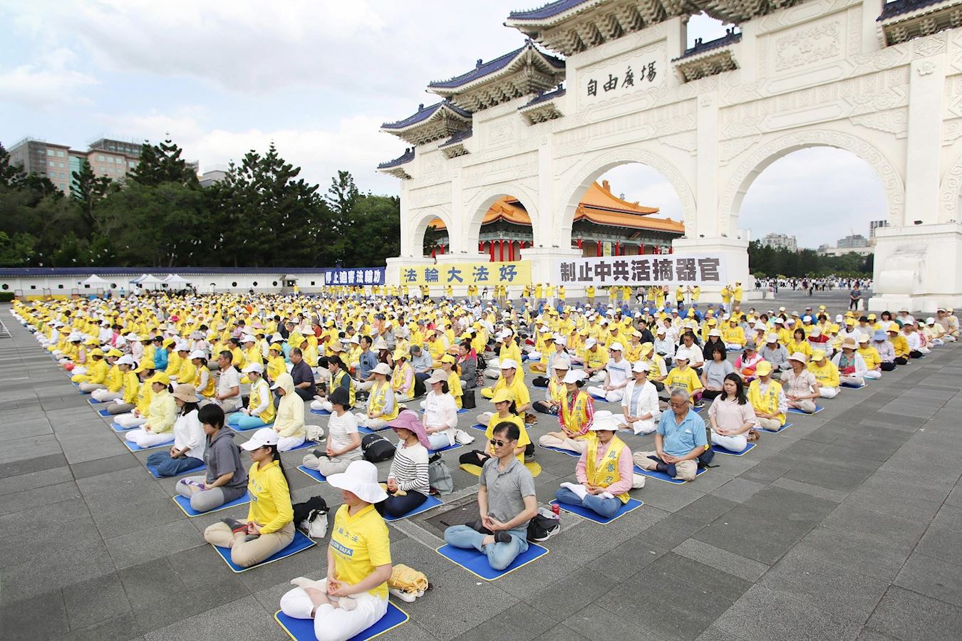 '图4~6:法轮功学员演示功法。'