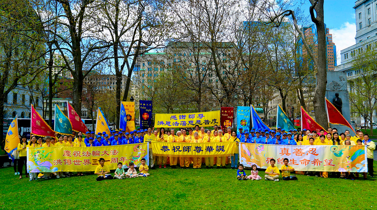 图6:二零二三年五月六日,加拿大魁北克省部份法轮功学员在蒙特利尔游行庆祝世界法轮大法日暨法轮大法弘传世界三十一周年。图为法轮功学员在多切斯特广场恭祝法轮大法创始人李洪志师父生日快乐。