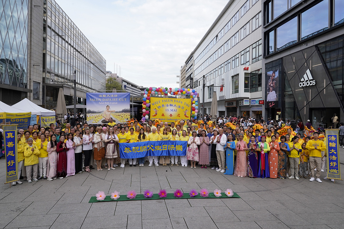 图1:二零二三年五月六日,德国法轮功学员在法兰克福庆祝5.13第二十四届世界法轮大法日。全体学员合影恭祝慈悲伟大的李洪志师尊七十二岁华诞。