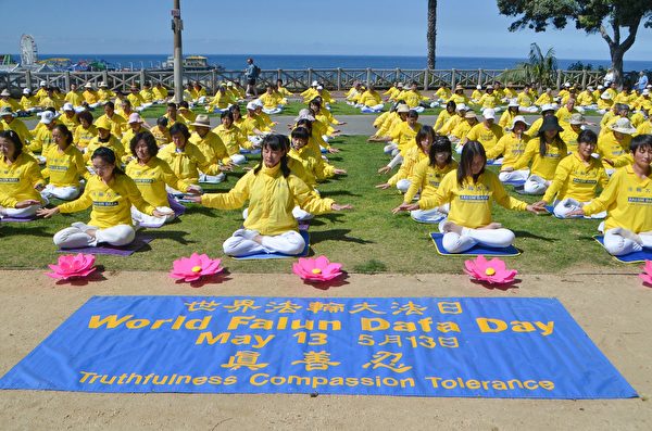 图2~5:学员们集体炼功,场面祥和。