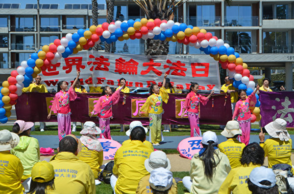 图6~9:学员表演了歌舞、唐鼓、腰鼓、大合唱等节目,欢庆世界法轮大法日。