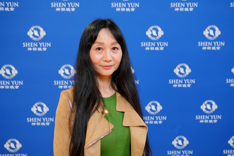 图2:二零二三年四月十三日下午,中国北京舞蹈学院校友观看了神韵环球艺术团在纽约林肯中心大卫寇克剧院的演出。(新唐人电视台)
