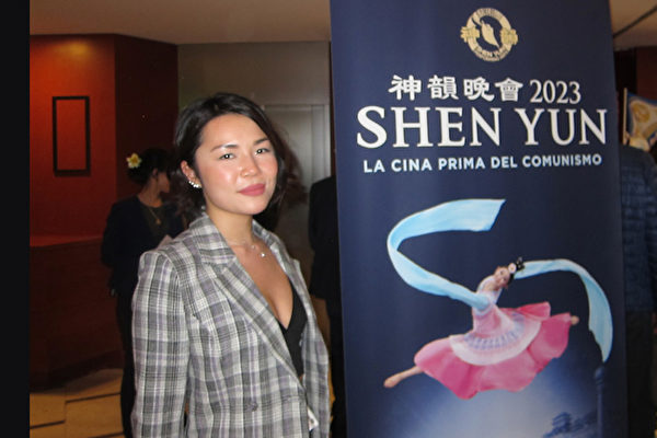 图9:二零二三年四月二十九日,中国观众穆女士(Jenna Mu)在意大利米兰阿尔钦博第剧院(Teatro degli Arcimboldi),观看了神韵纽约艺术团的演出。