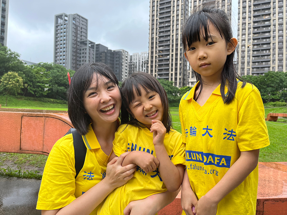图7:宇晨和两位女儿参加5.13庆祝活动。