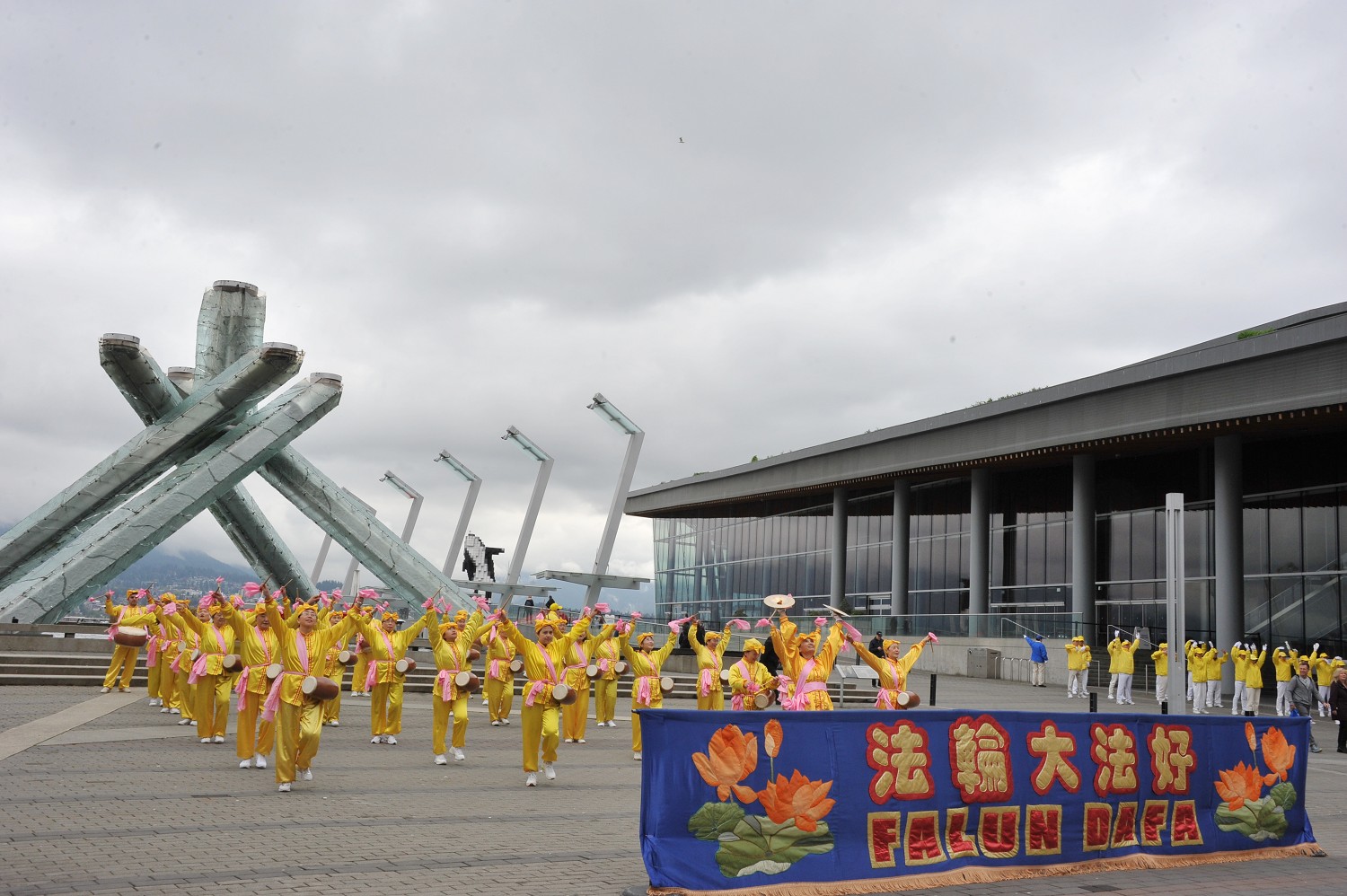 图1~3:二零二三年五月六日,温哥华地区部份法轮功学员集会在温哥华会展中心火炬广场(Jack Poole Plaza)举行,天国乐团、腰鼓队在庆祝法轮大法日活动中演出。