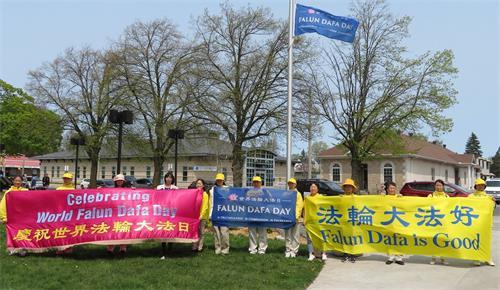 '图1~2:二零二三年五月八日下午,安大略省康沃尔市(City of Cornwall)市长贾斯汀·汤戴尔(Justin Towndale)主持在康沃尔市政府前升旗,庆祝法轮大法弘传世界三十一周年。'