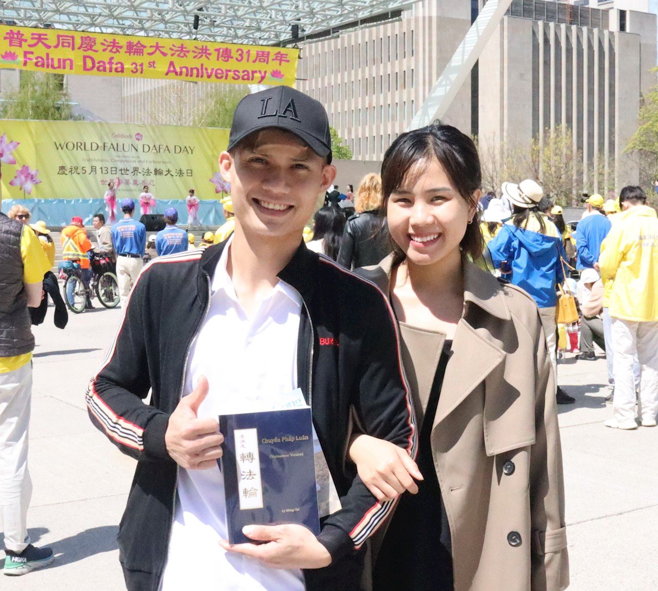 '图14:越南留学生尼娜和男朋友纳姆购买越文版《转法轮》。'