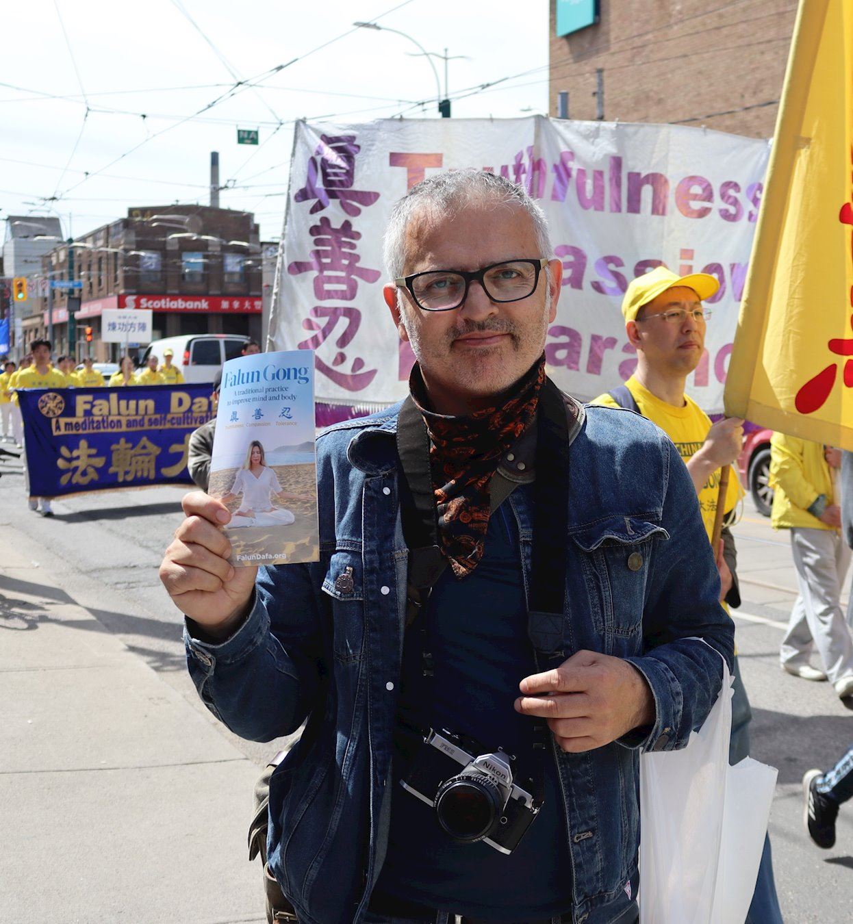 '图19:视频制作人图尔古特(Turgut)先生表示要把照片放到社交媒体上。'