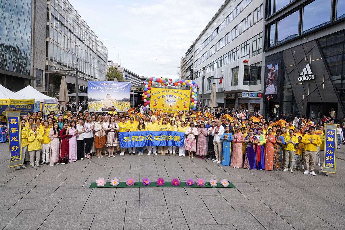 图1:二零二三年五月六日,德国法轮功学员在法兰克福庆祝即将到来的五一三世界法轮大法日。全体学员合影恭祝慈悲伟大的李洪志师尊七十二岁华诞。