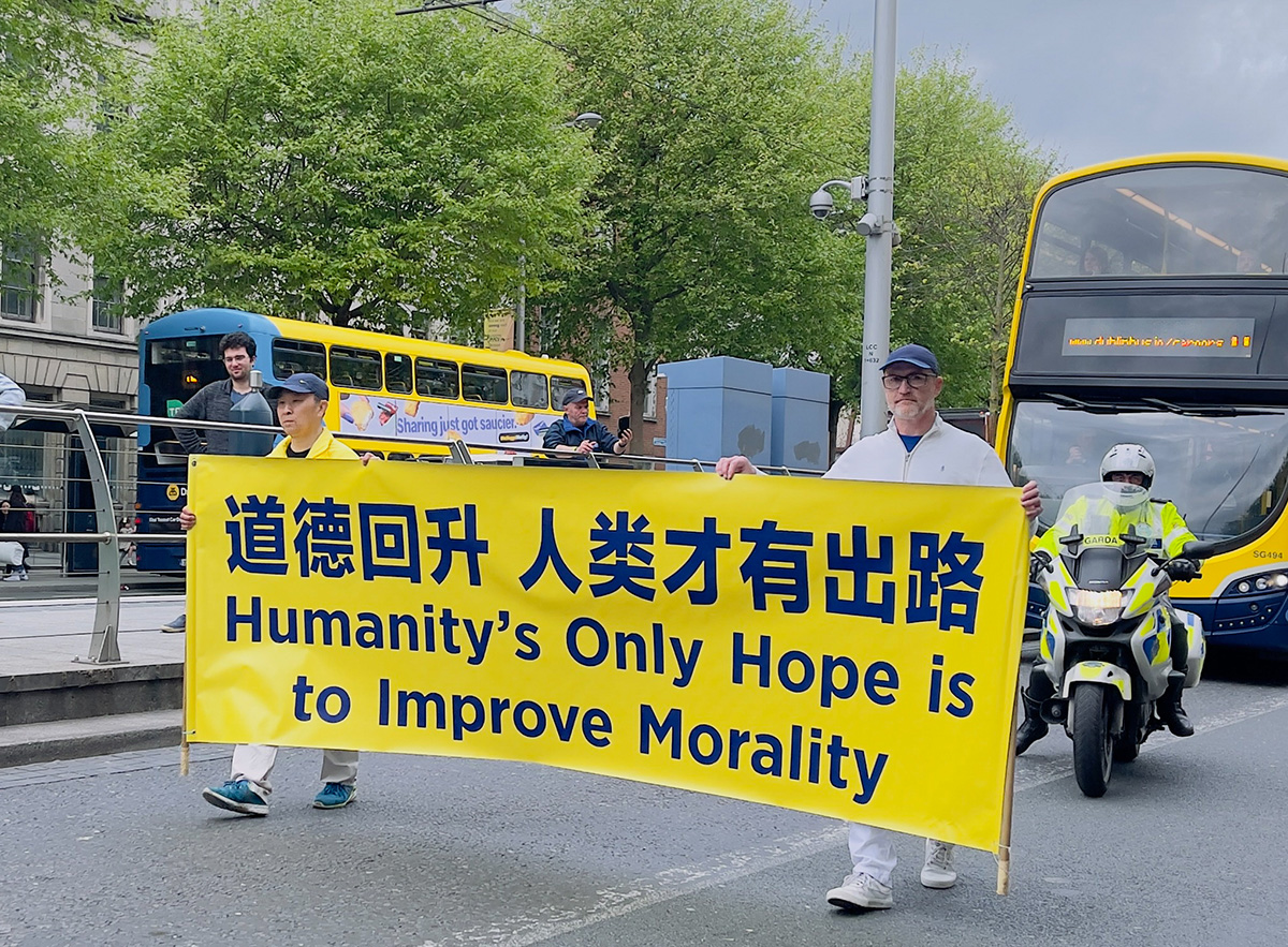图2~5:法轮功学员在首都要道上举行游行