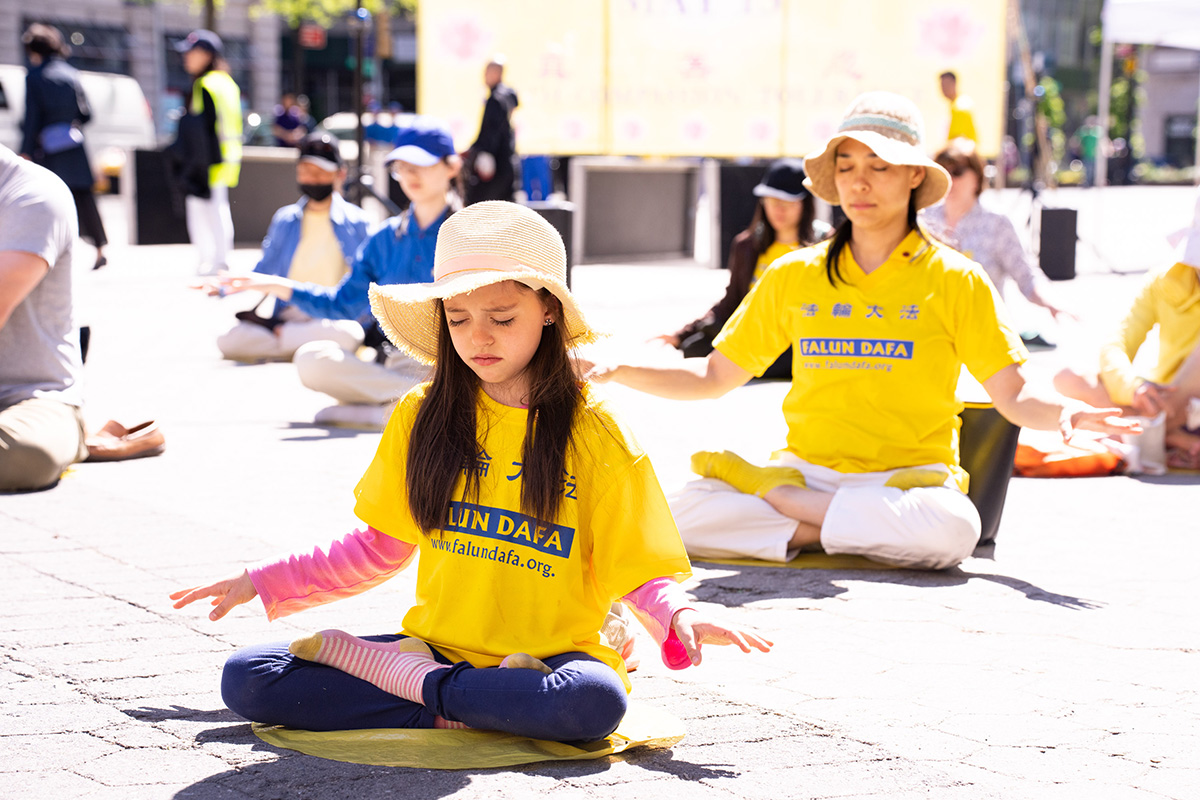 图2~7:五月七日上午,法轮功学员在曼哈顿的联合广场上集体炼功。