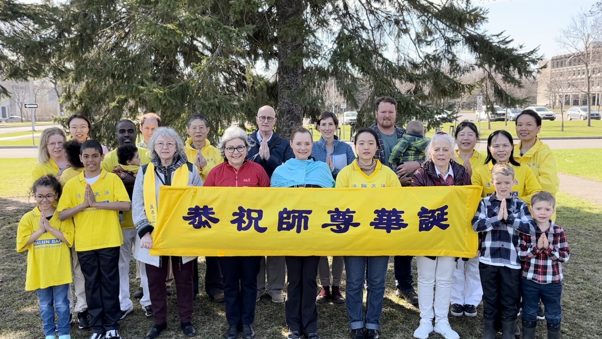 图3:魁北克城部份法轮功学员向师父表达感恩,恭祝师尊生日快乐。