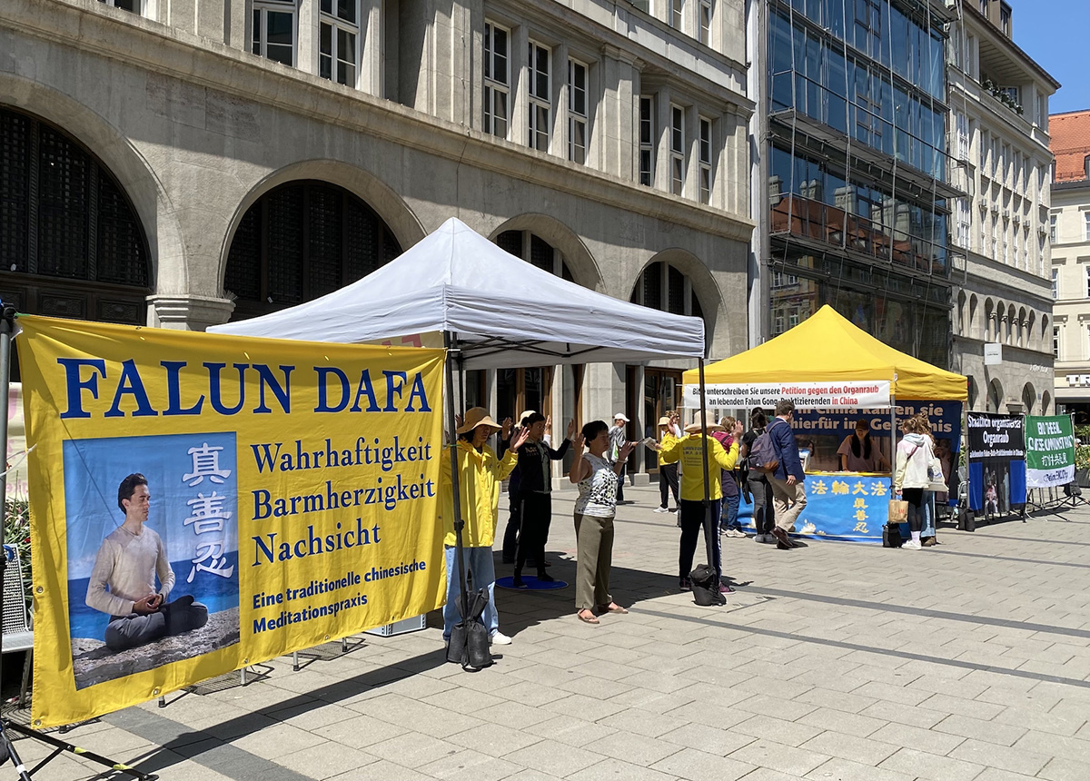 图1:二零二三年五月二十七日,德国法轮功学员在慕尼黑市内步行街举办活动,展示法轮功的美好,揭露中共迫害及活摘法轮功学员器官的罪恶。